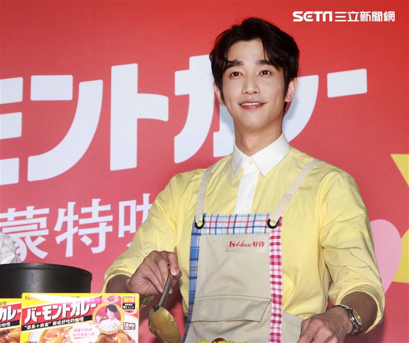 劉以豪情人節前夕化身咖理系男友大展浪漫，分享咖理料理秘方。（記者邱榮吉/攝影）