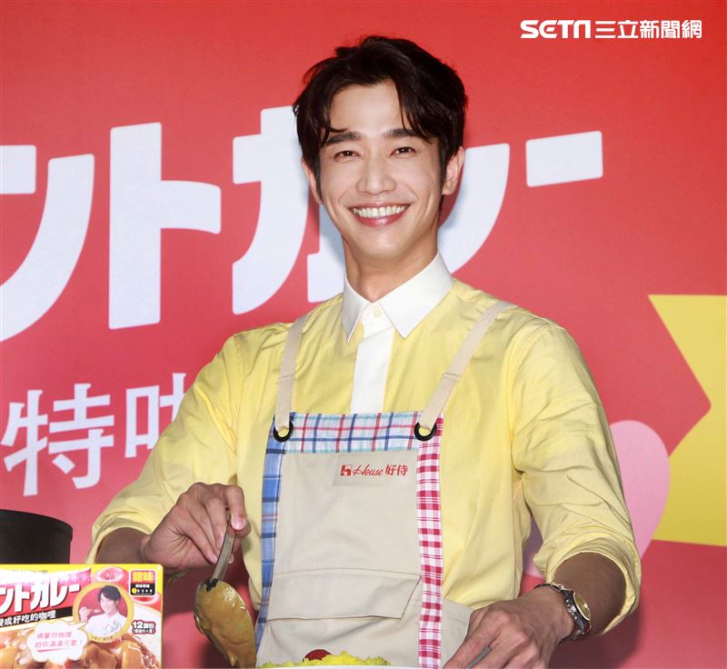 劉以豪情人節前夕化身咖理系男友大展浪漫，分享咖理料理秘方。（記者邱榮吉/攝影）