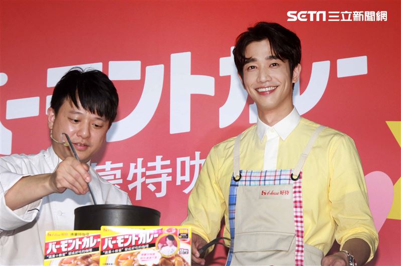 劉以豪情人節前夕化身咖理系男友大展浪漫，分享咖理料理秘方。（記者邱榮吉/攝影）