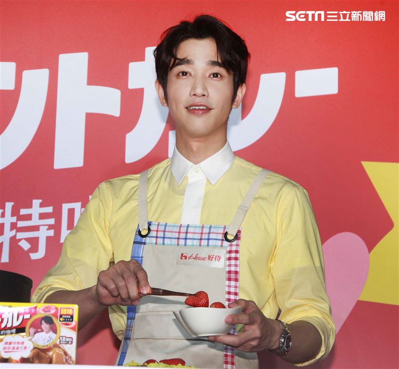 劉以豪情人節前夕化身咖理系男友大展浪漫，分享咖理料理秘方。（記者邱榮吉/攝影）