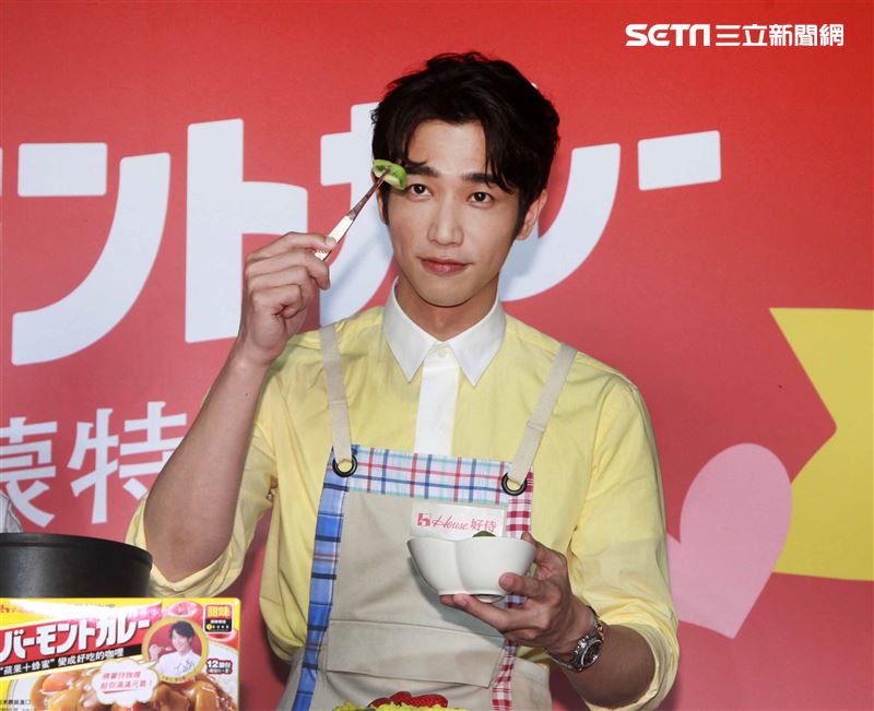 劉以豪情人節前夕化身咖理系男友大展浪漫，分享咖理料理秘方。（記者邱榮吉/攝影）