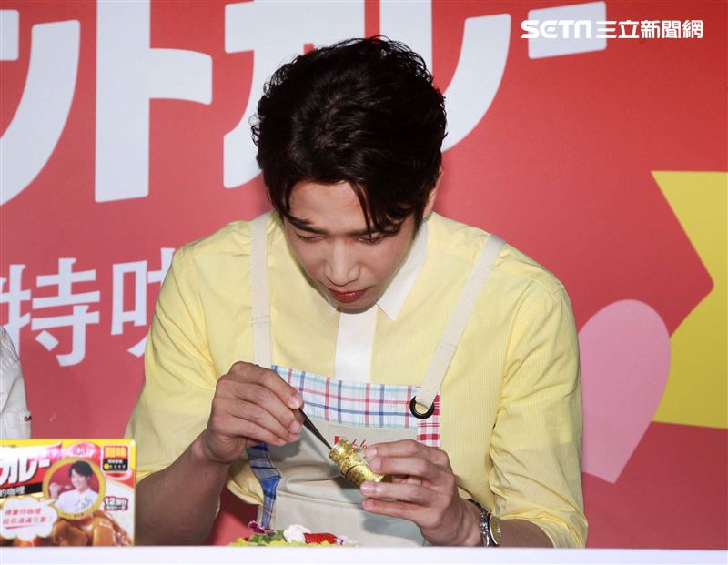 劉以豪情人節前夕化身咖理系男友大展浪漫，分享咖理料理秘方。（記者邱榮吉/攝影）