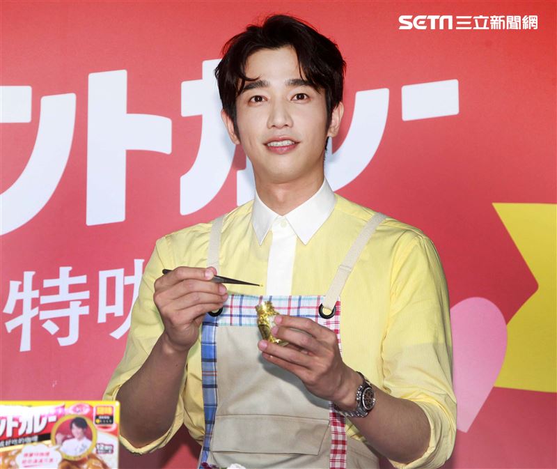 劉以豪情人節前夕化身咖理系男友大展浪漫，分享咖理料理秘方。（記者邱榮吉/攝影）