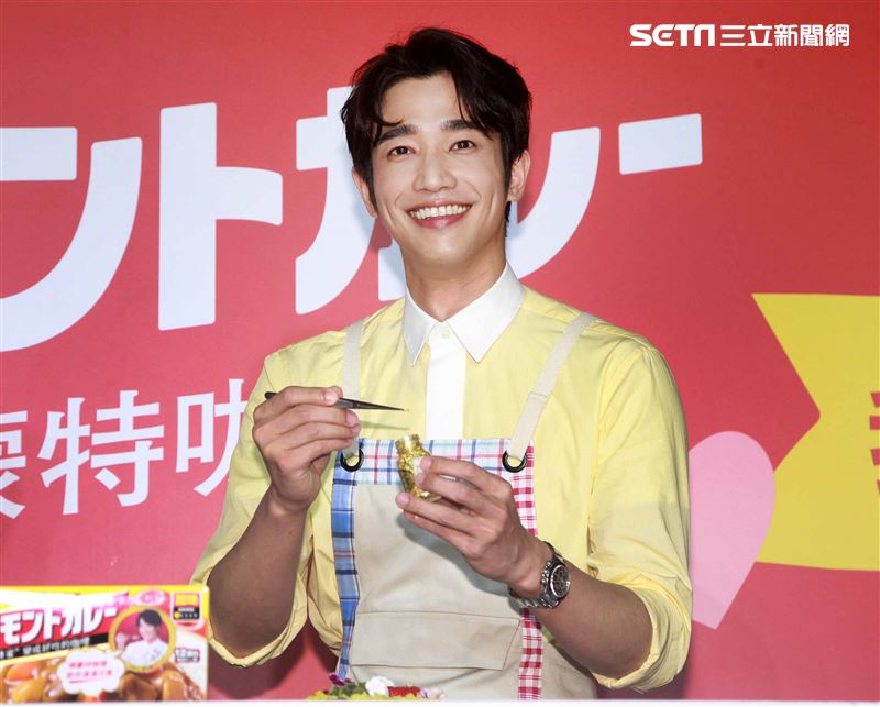 劉以豪情人節前夕化身咖理系男友大展浪漫，分享咖理料理秘方。（記者邱榮吉/攝影）