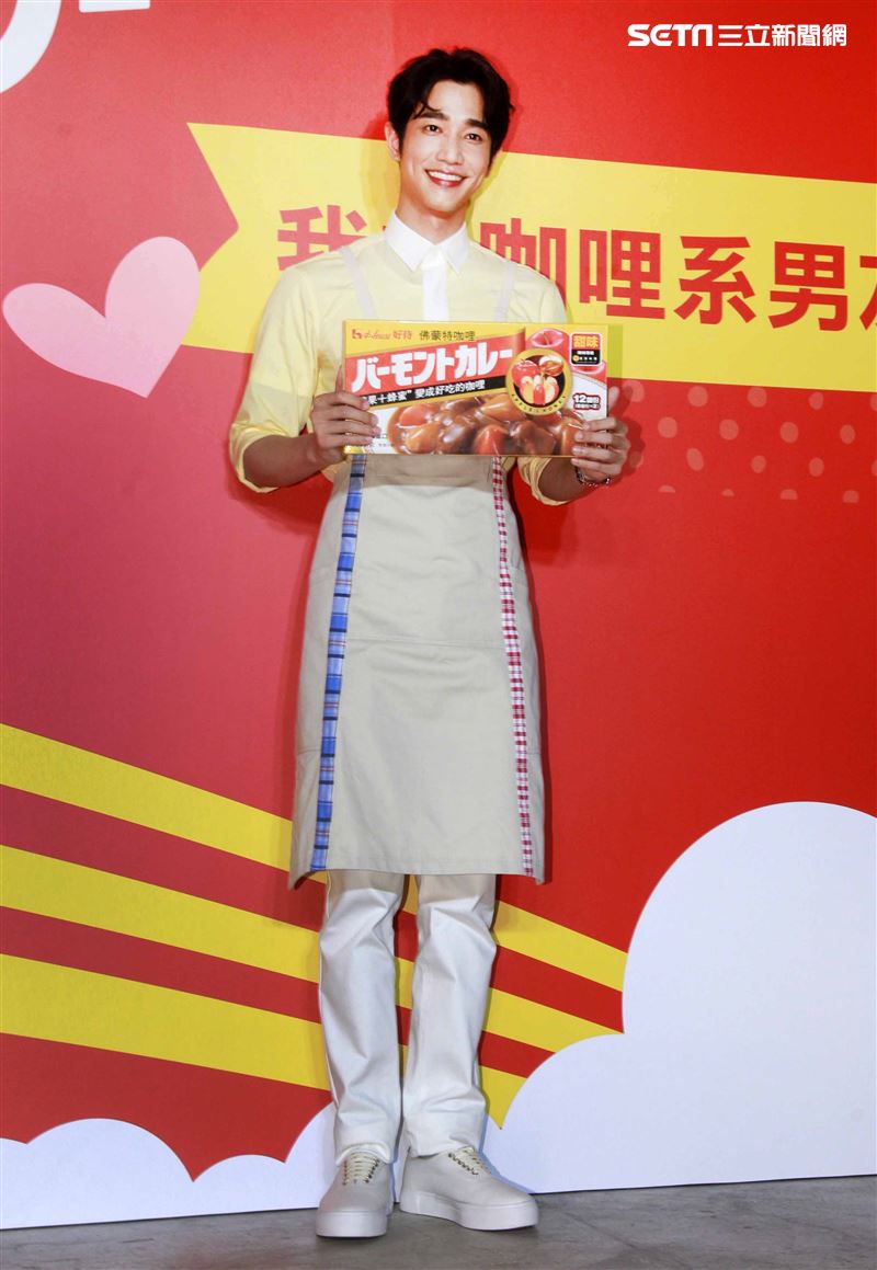 劉以豪情人節前夕化身咖理系男友大展浪漫，分享咖理料理秘方。（記者邱榮吉/攝影）