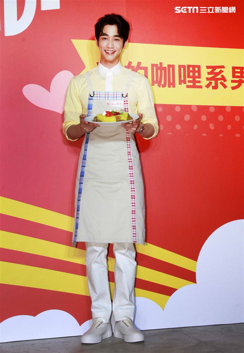 劉以豪情人節前夕化身咖理系男友大展浪漫，分享咖理料理秘方。（記者邱榮吉/攝影）