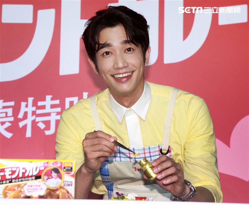 劉以豪情人節前夕化身咖理系男友大展浪漫，分享咖理料理秘方。（記者邱榮吉/攝影）