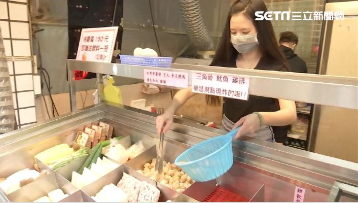 鹽酥雞老店爆紅　女店員辣長腿超吸睛