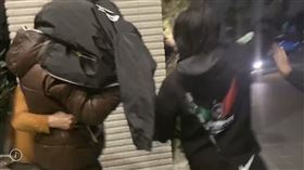▲毆打蔡阿嘎主嫌陳男的雇主董志偉，獲3萬元交保候傳，離開時出現一正妹和男子，為董男護駕阻擋媒體。（圖／翻攝畫面）