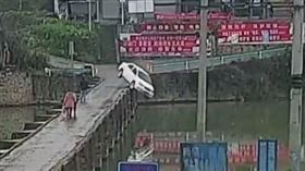 車掉進河裡 微博