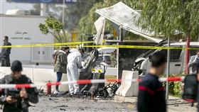 美駐突尼西亞首都大使館外遭自殺攻擊　已知1死6傷。（圖／美聯社／達志影像）