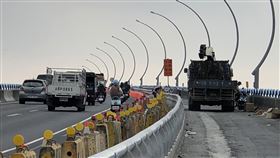 高屏大橋機車道拓寬改善工程施工3個月來，共發生28件車禍，造成3人死亡，經屏東縣籍立委和縣府關心，公路總局明天將提早開放北上機車道通行，8日開放北上外側快車道通行。