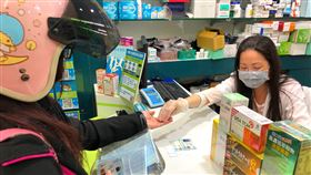 口罩實名制上路　系統塞車口罩販售實名制6日正式上路，不少民眾上午就前往全台各藥局排隊購買口罩，有民眾遇到系統塞車狀況。中央社記者王騰毅攝　109年2月6日