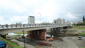 花蓮市重要橋梁尚志橋前年0206地震造成橋面龜裂、伸縮縫擴張及位移等災損，去年12月封橋施工，目前進度超前約20%，花蓮市長魏嘉賢說，若安全無疑慮，不排除提前開放。