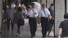 6月經常性薪資4萬1782元主計總處12日發布6月全體受僱員工每人經常性薪資平均為新台幣4萬1782元，年增2.38%。儘管薪資持續成長，勞動市場相關指標已經可以看出受景氣擴張趨緩影響的跡象。中央社記者徐肇昌攝　108年8月12日