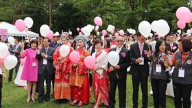 因應防疫　苗縣客家桐花婚禮暫緩舉行受武漢肺炎疫情影響，苗栗縣政府文化觀光局表示，原定4月登場的客家桐花婚禮將暫緩舉行，目前擬延後轉型為「客家集團婚禮」，但仍須呈報客委會同意。圖為108年苗栗客家桐花婚禮現場。中央社記者管瑞平攝　109年3月6日