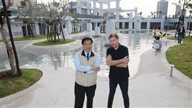 台南河樂廣場7日啟用　黃偉哲搶先走訪台南河樂廣場7日將正式開幕啟用，台南市長黃偉哲（左）6日聽取國際知名建築團隊MVRDV建築師溫尼（Winy Maas）（右）導覽介紹，交流設計理念。中央社記者張榮祥台南攝　109年3月6日