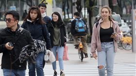 大陸冷氣團南下　全台冷颼颼大陸冷氣團南下，全台冷颼颼，中央氣象局指出，7日白天轉乾冷天氣，但北部、東半部仍有局部短暫雨，降雨將逐漸停歇；入夜後溫度偏低，提醒民眾注意保暖。中央社記者張皓安攝　108年12月7日