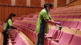 屏東演藝廳防疫升級因應持續延燒的武漢肺炎疫情，屏東演藝廳即日起依文化部規定強化防疫措施，每天加派人手進行演出場所的清潔和消毒。（屏東縣政府文化處提供）中央社記者郭芷瑄傳真　109年3月6日