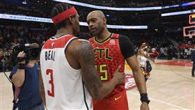 ▲卡特（Vince Carter）騙過『9指神射』巴坦斯（Davis Bertans）投進三分球。（圖／美聯社／達志影像）