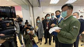 林佳龍談機場防疫　讓台灣成為全球最放心國家交通部長林佳龍（前右）7日視察桃機時表示，交通部做出減免、補貼相關產業租金、權利金，「只要防疫成功，台灣會成為全世界旅客最放心前來的國家」。中央社記者邱俊欽桃園機場攝　109年3月7日