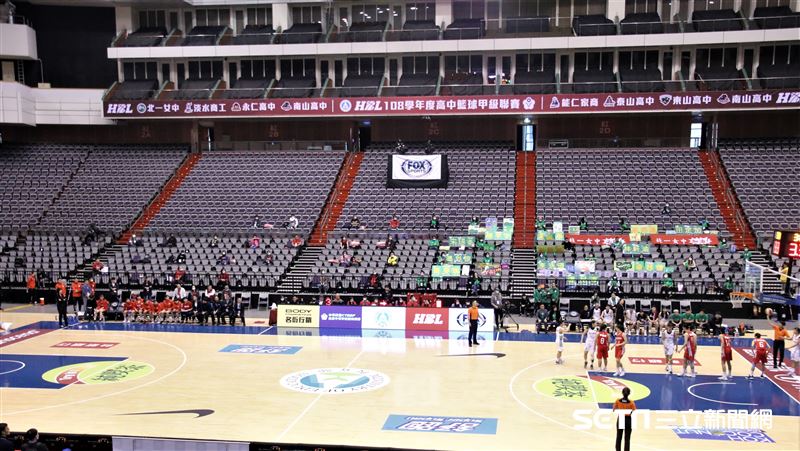 HBL／超冷清小巨蛋　家長全梅花座