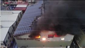 彰化芳苑塑膠工廠大火　一男員工嗆昏送醫不治（圖／翻攝畫面）