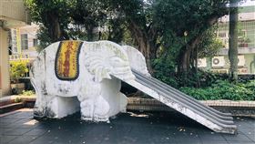 暖江國小大象溜滑梯　校友心中童年守護神基隆市暖江國小校友委請弟弟捐贈學校新台幣3萬元，弟弟不求表揚，僅提出想和43年歷史大象溜滑梯合影留念。大象溜滑梯現今位於資源班教室旁，過去是一年級教室，有校友說，「它是低年級的守護神」。中央社記者王朝鈺攝　109年3月7日