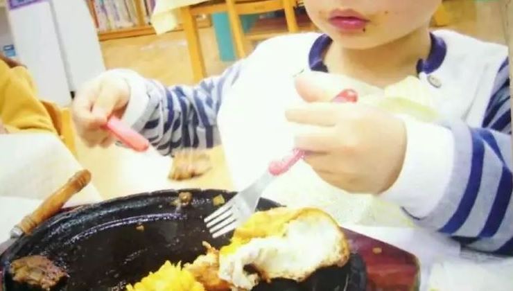 弟用「超高級餐具」　姐一看羨慕哭了