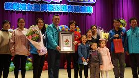金門縣表揚婦女　肯定女性社會貢獻不輸男性金門縣政府7日頒獎表揚109年度模範婦女和模範婆媳，縣長楊鎮浯（左4）表示，當今婦扛起家庭的貢獻不輸男性在外打拚，必須重新定位婦女。中央社記者黃慧敏攝　109年3月7日