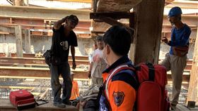 台南工安意外　1工人墜落致腦穿刺傷搶救中台南市安南區一處工地7日發生一起工安意外，1名工人從3公尺高的地方墜落，造成後腦穿刺傷，意識模糊，緊急送醫搶救，目前仍未完全脫險。（台南市消防局提供）中央社記者張榮祥台南傳真　109年3月7日