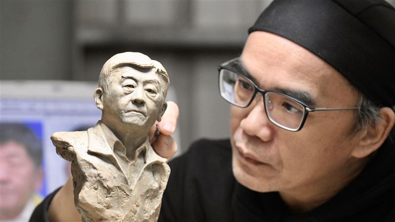 黃添富雕塑陳時中　 感謝守護台灣