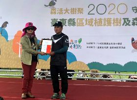 嘉明湖最美背影　山屋清潔員趙聰華獲表