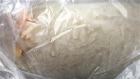 疑似基隆車站前面飯糰業者，遭到網友抱怨，親手抓飯糰、找錢等等。（圖／翻攝自爆怨公社）