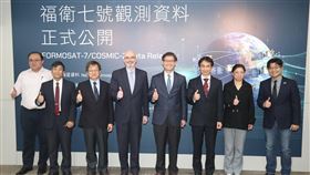 台美合作的氣象衛星福衛七號已於去年6月25日順利升空。國研院太空中心今天表示，搜集的氣象資料將在7日上午10時與美國同步正式對全球公開，可望提升全球天氣預報的準確性。