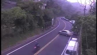 北宜違規迴轉撞重機　還怪騎士騎太快