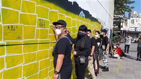 武漢肺炎蔓延，台南市東區四維地下道塗鴉區今天下午有一場「抗疫藍儂牆」活動，目的是留言向醫護人員致敬，留言的人可獲贈1個口罩，但也有人留言不拿口罩，單純加油打氣。