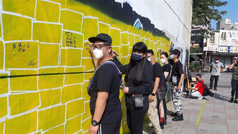 四維地下道塗鴉留言　向醫護人員致敬