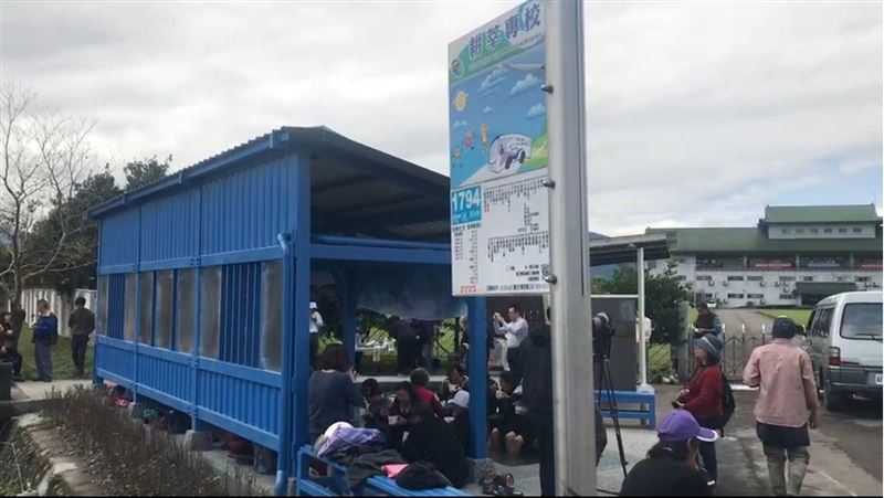 全台首座溫泉候車亭　邊泡湯邊等公車