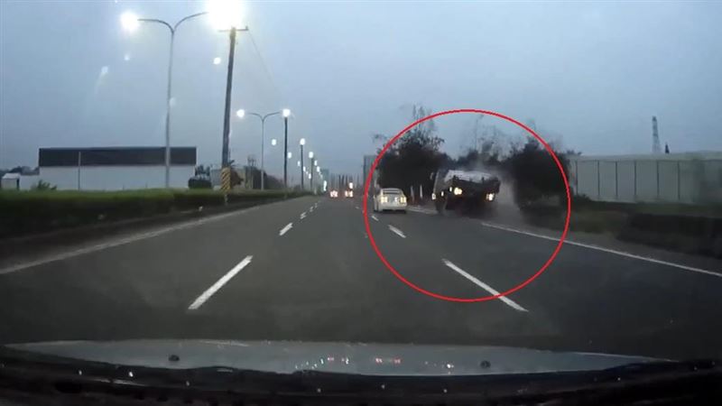 大貨車離奇自撞護欄　真相曝光有洋蔥