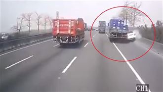 賓士遭大貨車夾擊　網：提早下交流道