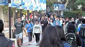 UCLA學生3人隔離 接受武漢肺炎檢測加州大學洛杉磯分校（UCLA）校長卜洛克（Gene Block）6日發布聲明指出，有3名學生正在隔離，接受新型冠狀病毒檢測，目前校內沒有確診案例。圖為UCLA校園。中央社記者林宏翰洛杉磯攝　109年3月7日