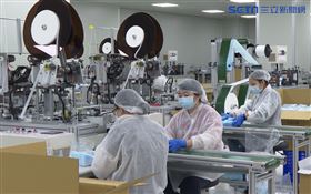 無法買單所有故事…口罩廠燒使命感　忍噪音、捱過斷料衝刺