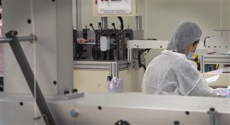 忍噪音坐12小時　口罩廠趕工曾淚崩