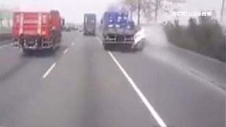 國道「搶路肩」　轎車被撞墜邊坡起火