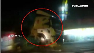 轎車被撞「外套飛出」　網：以為是人