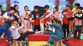 綜藝天王胡瓜主持的節目《綜藝大集合》。圖／民視提供