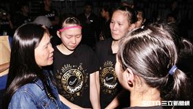 HBL淡水商工王玥媞賽后與教練相擁落淚。（圖／記者王聖凱攝影）