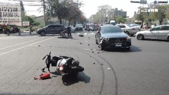 賓士見黃燈搶快　未注意撞飛機車騎士