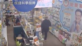 買口罩「挑款式」　嫌藥師態度差竟狠踹貨架（圖／翻攝自爆料公社）